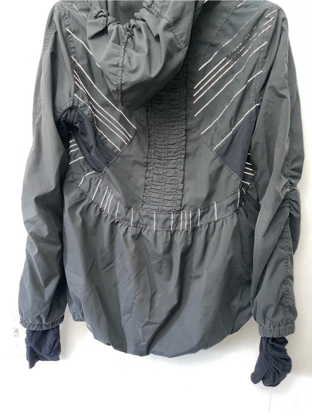 Lululemon Black Reflective Running Jacket Windbreaker Thumbhole Size 4 - Picture 2 of 3